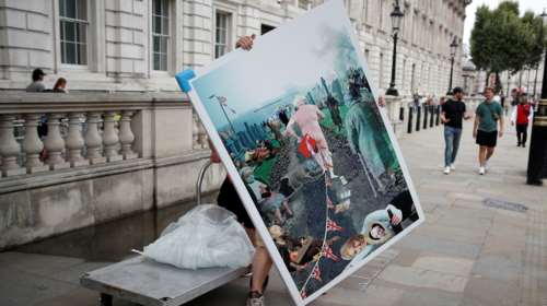 Ο Μπόρις Τζόνσον τρέχει γυμνός να ξεφύγει - Αποχαιρετιστήρια κάρτα στον Βρετανό πρωθυπουργό από φιλοευρωπαίους ακτιβιστές