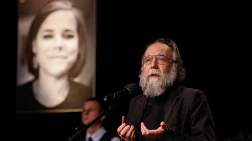 Κηδεία της Ντάρια Ντούγκινα: "Μόνο με νίκη της Ρωσίας στην Ουκρανία μπορεί να έχει νόημα ο θάνατός της", λέει ο πατέρας της
