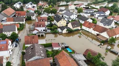 Θεομηνία στη Γερμανία: Πλημμύρες και καταστροφές από τις σφοδρές βροχοπτώσεις - Ένας πυροσβέστης νεκρός, ένας αγνοούμενος