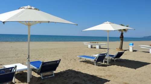 Politico: Σε εφαρμογή το plan B για να σωθεί ο τουρισμός στην ΕΕ - Τι σκέφτεται να κάνει η Ελλάδα