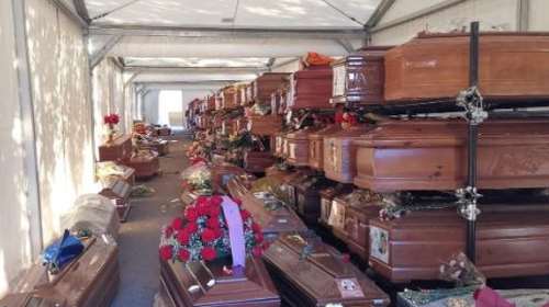 Κορονοϊός: Βίντεο φρίκης από το Παλέρμο - Εκατοντάδες φέρετρα με νεκρούς στοιβαγμένα σε αποθήκες - Γεμάτα τα νεκροταφεία