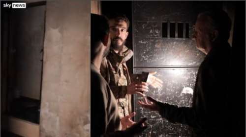 Δημοσιογράφος του Sky News μπήκε στα κελιά &quot;φέρετρα&quot; του Άσαντ- Οι κρατούμενοι δεν έβγαιναν ποτέ από τις φυλακές