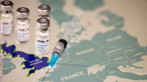 &quot;Στα μαχαίρια&quot; Βρετανία-ΕΕ για το εμβόλιο: &quot;Χάρη στο Brexit η γρήγορη έγκριση&quot; - &quot;Φαρμακευτικός εθνικισμός&quot;