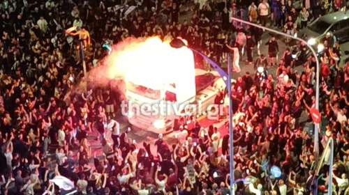 Οπαδός του ΠΑΟΚ πήγε στον Λευκό Πύργο με... νταλίκα για να πανηγυρίσει την κατάκτηση του πρωταθλήματος [βίντεο]