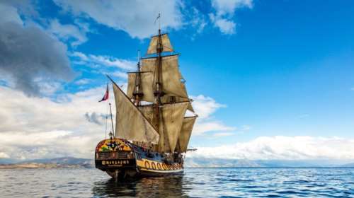 Στο Αιγαίο το ιστορικό ιστιοφόρο Shtandart: Εντυπωσιακό αντίγραφο της φρεγάτας του Μεγάλου Πέτρου