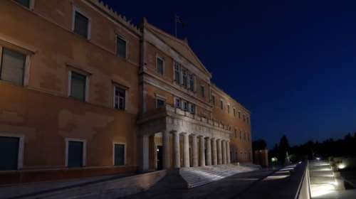 Η Βουλή σβήνει τα φώτα της - Συμβολή στην &quot;εθνική προσπάθεια για εξοικονόμηση ενέργειας&quot;