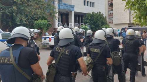 Καλαμάτα: Ένταση έξω από τα δικαστήρια για το ναυάγιο της Πύλου  - Τραυματίες στις συμπλοκές διαδηλωτών και ΕΛΑΣ  [βίντεο]