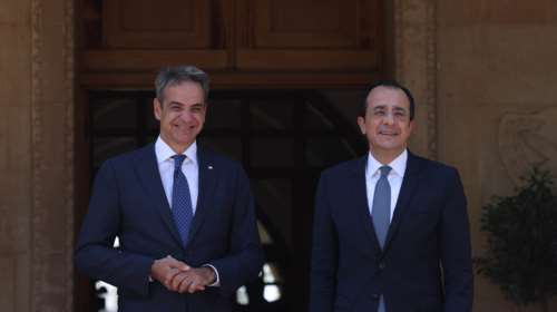 Στην Κύπρο ο Μητσοτάκης - Κατέθεσε στεφάνι στον Τύμβο της Μακεδονίτισσας, συνάντηση με Χριστοδουλίδη στο Προεδρικό Μέγαρο