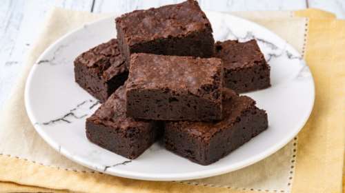 Φανταστικά brownies χωρίς αυγά και ζάχαρη - Πανεύκολη συνταγή που δεν χρειάζεται ψήσιμο