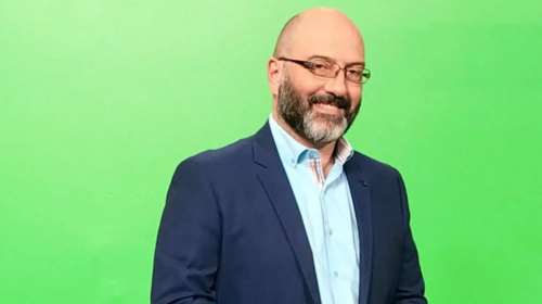 Ο Σάκης Αρναούτογλου κριτικάρει τον καιρό του πανικού: Μηνύματα με πολλαπλούς αποδέκτες