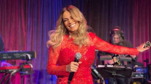 Έλλη Κοκκίνου: Στη Νέα Υόρκη με τον γιο της - Η εμφάνιση με φλογερό φόρεμα MI-RŌ με κρόσια και διαφάνειες