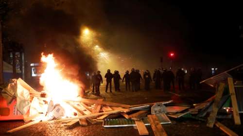 Για δεύτερη νύχτα οι συγκρούσεις νεαρών με την αστυνομία σε προάστιο του Παρισιού