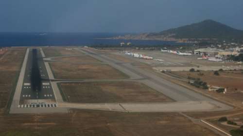 Αναστάτωση στην Ίμπιζα: Απειλή για βόμβα σε πτήση της Ryanair- Έκλεισε το αεροδρόμιο- Ταλαιπωρία για τους επισκέπτες