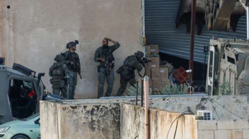 Δυτική Όχθη: Ισραηλινοί στρατιώτες εκτελούν άοπλους Παλαιστίνιους που πήγαν να παραδοθούν [σκληρές εικόνες]