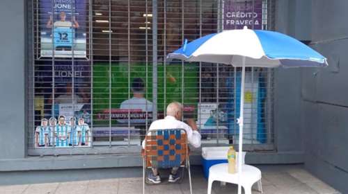 Μουντιάλ 2022: Viral ο 83χρονος Αργεντινός που είδε τους αγώνες έξω από κατάστημα ηλεκτρικών και στο τέλος του χάρισαν... τηλεόραση