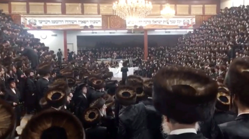Απίστευτος κορονο-γάμος σε συναγωγή της Νέας Υόρκης: 15.000 δολάρια πρόστιμο σε 1.500 άτομα χωρίς μάσκες
