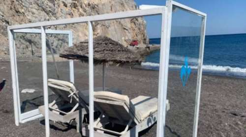Κορονοϊός - Σαντορίνη: Μπήκαν τα πρώτα πλεξιγκλάς και αντισηπτικά σε ξαπλώστρες σε beach bar [εικόνα-βίντεο]