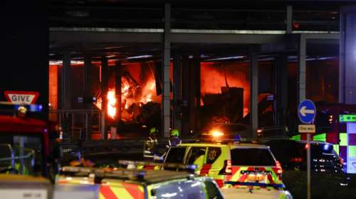 Βρετανία: Φωτιά σε χώρο στάθμευσης στο αεροδρόμιο του Λούτον - Αναστέλλονται όλες οι πτήσεις