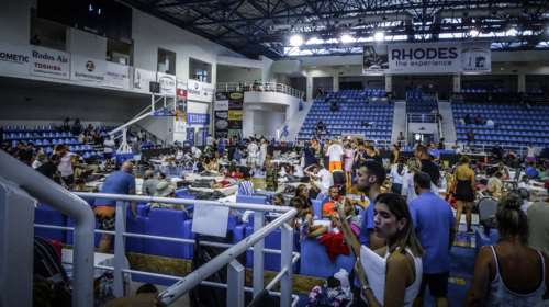 Ρόδος: Οι Βρετανοί δεν ακυρώνουν τις διακοπές τους στο νησί - Μεταφέρθηκαν σε καταλύματα άλλων περιοχών