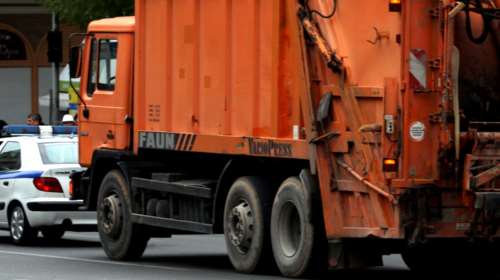 Τραγωδία στο Ξυλόξαστρο: ΙΧ έπεσε σε απορριματοφόρο - Νεκρή 45χρονη εργαζόμενη στην καθαριότητα