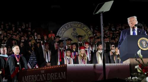 Ο Τραμπ σχεδιάζει μεγαλειώδη στρατιωτική παρέλαση για τα γενέθλιά του - 6.600 στρατιώτες, 50 ελικόπτερα και άρματα