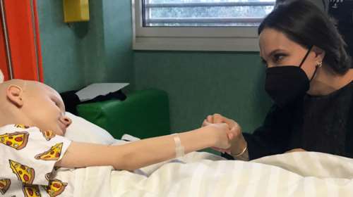 Συγκινεί η Αντζελίνα Τζολί: Στο πλευρό παιδιών από την Ουκρανία που νοσηλεύονται στην Ιταλία - &quot;Προσεύχομαι...&quot;