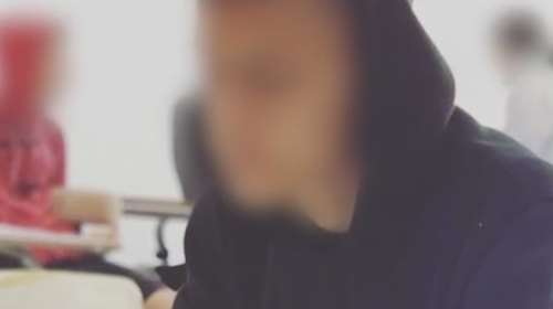 Κόρινθος: Συνεχίζεται το θρίλερ με τον θάνατο του 22χρονου – Βρέθηκε μαχαιρωμένος στον καναπέ του σπιτιού του