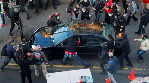 Συνεχίζονται οι ταραχές στις ΗΠΑ: Αυτοκίνητο παρέσυρε διαδηλωτές και ο οδηγός του πυροβόλησε 27χρονο [Βίντεο]