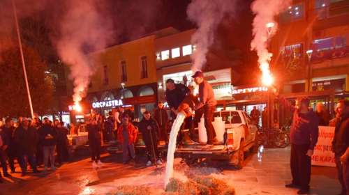 Αγρότες έριξαν γάλα και άχυρα στο κέντρο της Καρδίτσας - Θα διανυκτερεύσουν στην πλατεία της Λάρισας [εικόνες-βίντεο]
