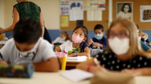 Με μάσκες στα θρανία: Έτσι άνοιξαν τα σχολεία για εκατομμύρια μαθητές σε όλο τον κόσμο [εικόνες]