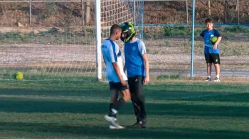 Αδιανόητο περιστατικό σε γήπεδο τοπικού πρωταθλήματος- Οπαδός μπήκε στο χορτάρι με κράνος, τον χτύπησε ποδοσφαιριστής