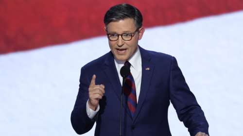 Ο Ρεπουμπλικανός πρόεδρος της Βουλής Τζόνσον ζητά από τον πρόεδρο Μπάιντεν να παραιτηθεί &quot;αμέσως&quot;