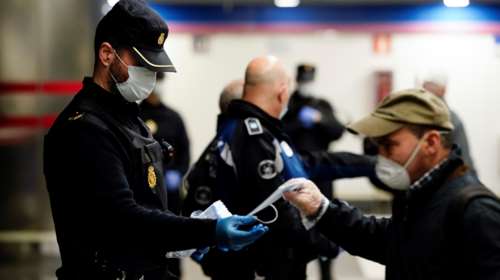 Κορονοϊός: Η Ισπανία με 17.000 νεκρούς χαλαρώνει το lockdown - Μοιράζουν μάσκες στα μέσα μεταφοράς [εικόνες]