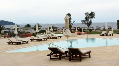 Ανείπωτη τραγωδία στην Κεφαλονιά: Όταν ο πατέρας εντόπισε το παιδί στην πισίνα ήταν νεκρό τουλάχιστον 4 λεπτά [βίντεο]