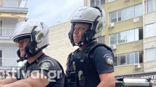 Η μητέρα ήταν σε πανικό, ούρλιαζε &quot;το παιδί μου&quot; - Ο αστυνομικός περιγράφει πώς έσωσε το παιδί που κλειδώθηκε στο αυτοκίνητο