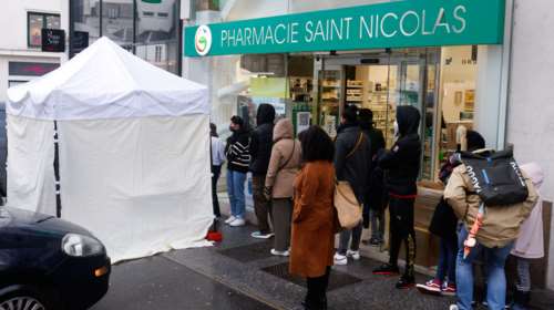 Μετάλλαξη Όμικρον: Αυτά είναι τα επιβεβαιωμένα συμπτώματα που εμφανίζουν οι ασθενείς σύμφωνα με το CDC και το NHS