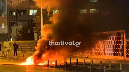 Πολυτεχνείο: Επεισόδια στη Θεσσαλονίκη- Κάηκε ολοσχερώς μοτοσυκλέτα ΔΙ.ΑΣ. από μολότοφ [Βίντεο]
