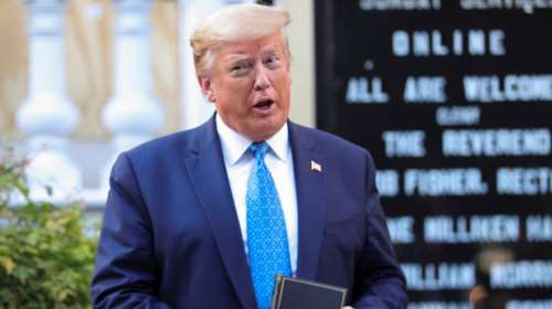 Τραβάει το σχοινί ο Τραμπ: Εγχώρια τρομοκρατία οι διαδηλώσεις - Έριξαν δακρυγόνα για να πάει με μπράβους σε ...εκκλησία