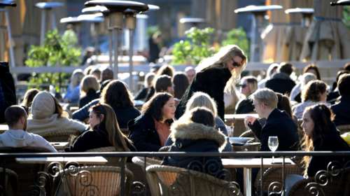 Η Σουηδία παίζει &quot;ρώσικη ρουλέτα&quot; με τον κορονοϊό - Μηδέν μέτρα, ενώ τα κρούσματα αυξάνονται