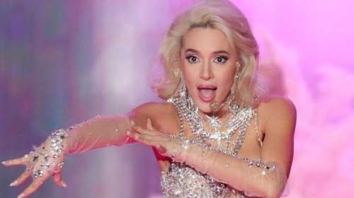 Το κόκκινο μαγιό βγήκε ξανά: Η Καλομοίρα γυμνάζεται αλά Baywatch, με ψηλοτάκουνα και σαμπάνια