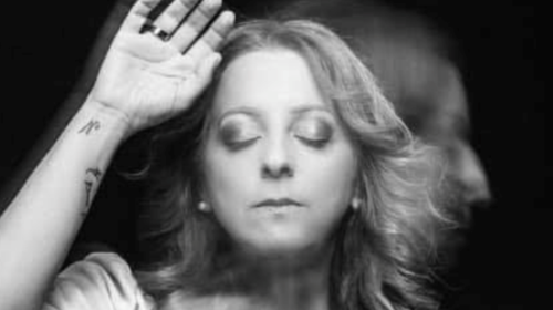 Καταγγελία σοκ από τη Λυδία Σέρβου για γνωστό μουσικοσυνθέτη: &quot;Με κλείδωσε στο σπίτι του και με κυνηγούσε γυμνός&quot;