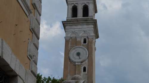 Αυτό είναι το μοναδικό ελληνορθόδοξο μνημείο που... γέρνει σαν τον Πύργο της Πίζας - Η εκπληκτική ιστορία του [εικόνες]