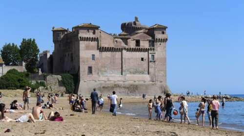 Ιταλία: Μικρή αύξηση των κρουσμάτων - Έλεγχοι στις παραλίες για τις αποστάσεις ασφαλείας