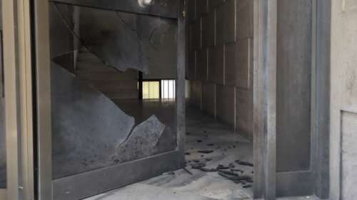 Έκρηξη σε πολυκατοικία στο Παγκράτι - Υλικές ζημιές στην είσοδό της