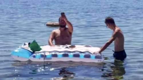 Σάλος στην Ιταλία με ιερέα που έκανε λειτουργία μέσα στη θάλασσα - Μετέτρεψε φουσκωτό στρώμα σε Αγία Τράπεζα