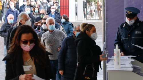 Ιταλία: 620 θάνατοι το τελευταίο 24ωρο - Έχουν γίνει πάνω από 400.000 εμβολιασμοί κατά του κορονοϊού