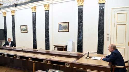 Πούτιν: Σε τραπέζι πιο μακρύ και από τον Μακρόν έβαλε τον Λαβρόφ - Συνέχιση διαπραγματεύσεων με τη Δύση θέλει ο ΥΠΕΞ