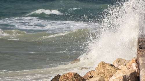 Τραγωδία στην Κυπαρισσία: 66χρονη Γερμανίδα παρασύρθηκε από τα δυνατά κύματα και πνίγηκε μπροστά στον σύζυγό της