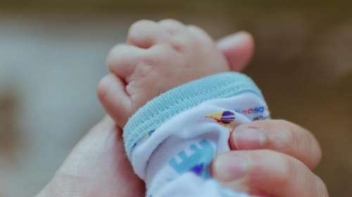 Μυστήριο με το νεκρό βρέφος στην Πάρο: Εκλαιγε συνέχεια αλλά το πήγαν στην παραλία - Δεν έπαθε θερμοπληξία