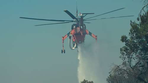 Φωτιά σε αγροτοδασική έκταση στο Ζαπάνι Κερατέας - Σηκώθηκαν εναέρια μέσα